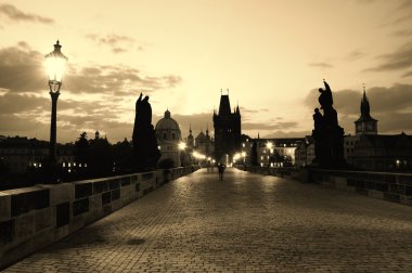 Prag. Charles Köprüsü'nde şafak.