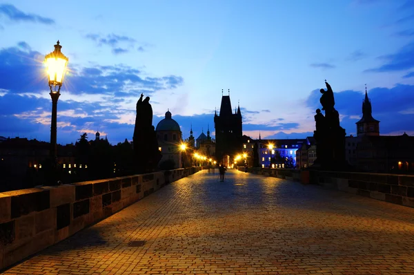 Praha. Karlův most za svítání. — Stock fotografie