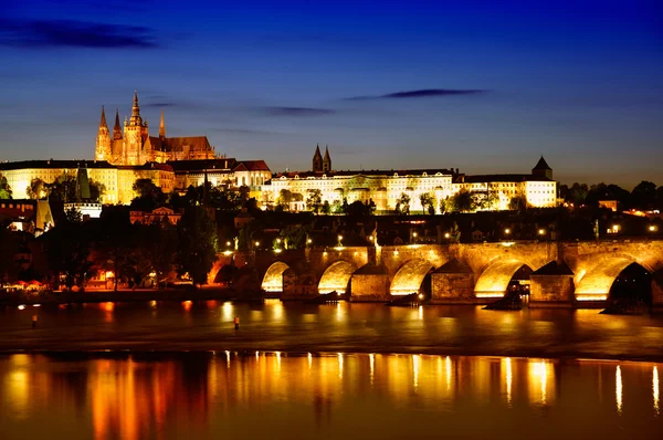 Praga. Ponte Charles ao amanhecer . — Fotografia de Stock