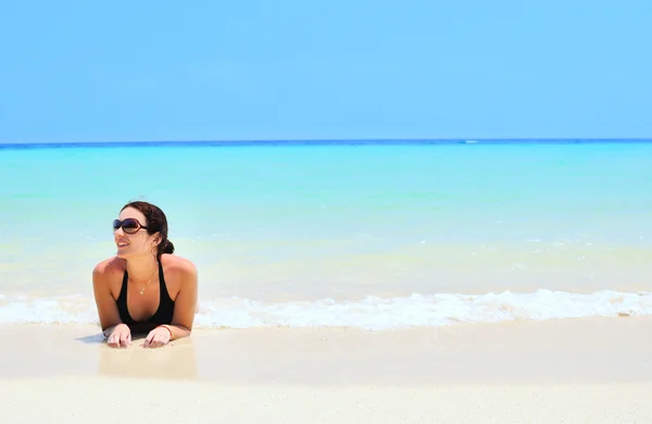 Mujer en la playa —  Fotos de Stock