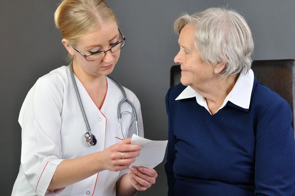 Mujer mayor y un médico joven . — Foto de Stock