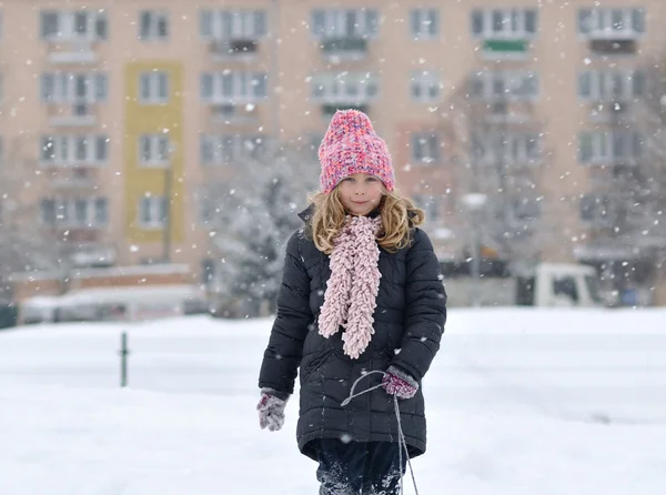 Young girl in a winter scene. — Stock Photo, Image