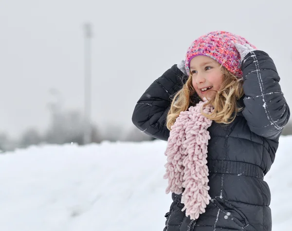 Chica joven en una escena de invierno . —  Fotos de Stock