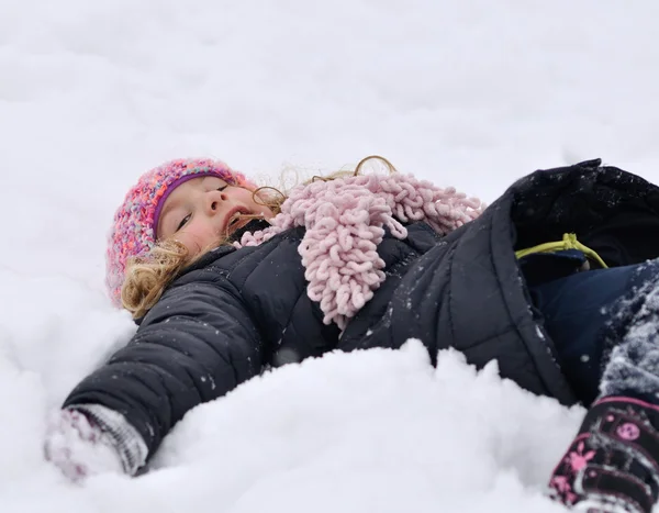 Young girl in a winter scene. — Stock Photo, Image