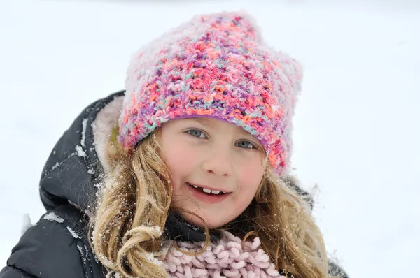 Young girl in a winter scene. — Stock Photo, Image