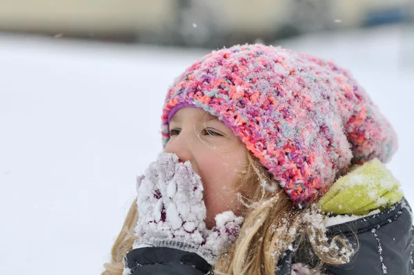 Young girl in a winter scene. — Stock Photo, Image