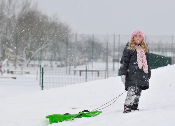 Young girl in a winter scene. — Stock Photo, Image