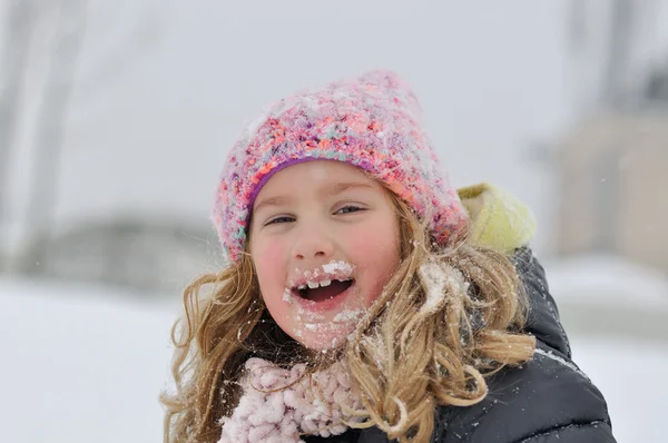 Young girl in a winter scene. — Stock Photo, Image