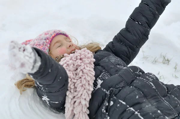 Young girl in a winter scene. — Stock Photo, Image