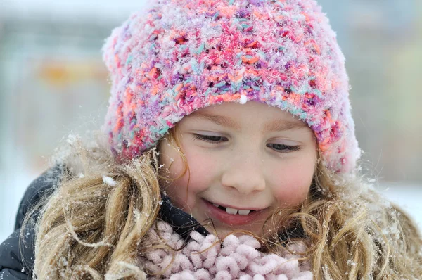 Young girl in a winter scene. — Stock Photo, Image