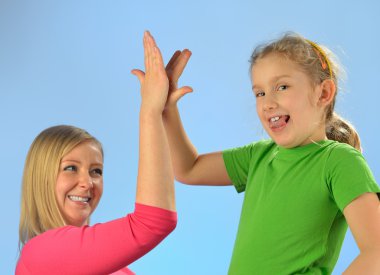 genç anne ve kızı. mutlu ve gülümseyen aile.