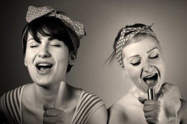 iki kadın birlikte şarkı. Karaoke, retro tarzı.