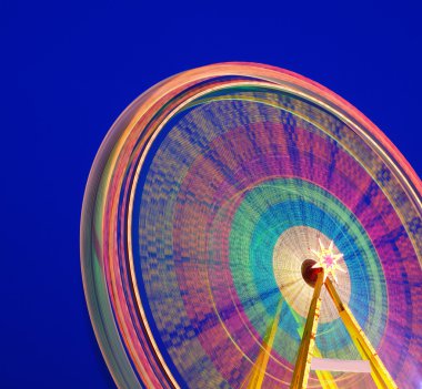 Carousel. dönme dolap üzerinde mavi bir arka plan. uzun süreli pozlama.