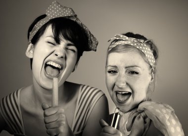 iki kadın birlikte şarkı. Karaoke, retro tarzı.