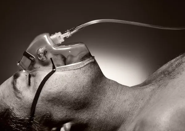 Omul în mască de oxigen . — Fotografie, imagine de stoc
