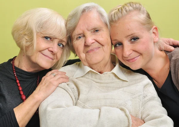 Drie vrouwen - drie generaties. gelukkig en lachende familie. — Stockfoto