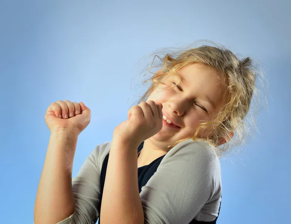 Lyckligt barn. liten blond flicka. — Stockfoto