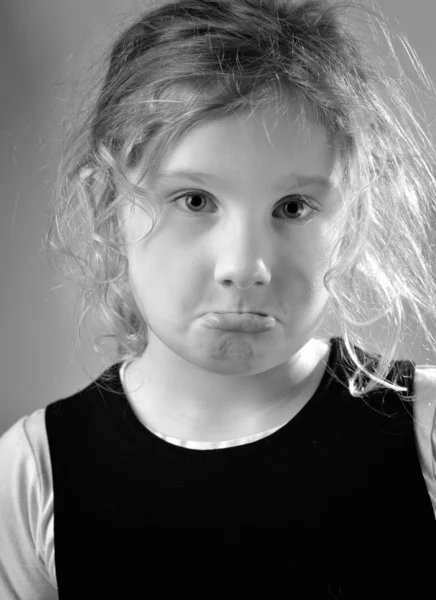 Porträt eines traurigen kleinen Mädchens. — Stockfoto