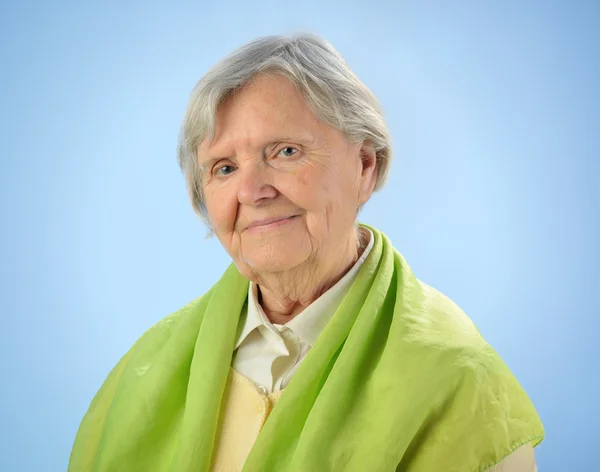 Senior glückliche Frau mit grauen Haaren vor blauem Hintergrund. — Stockfoto