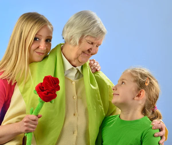 Kind und Enkel beschenken Seniorin. — Stockfoto