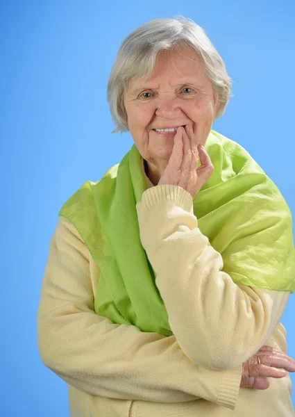 Senior glückliche Frau mit grauen Haaren vor blauem Hintergrund. — Stockfoto