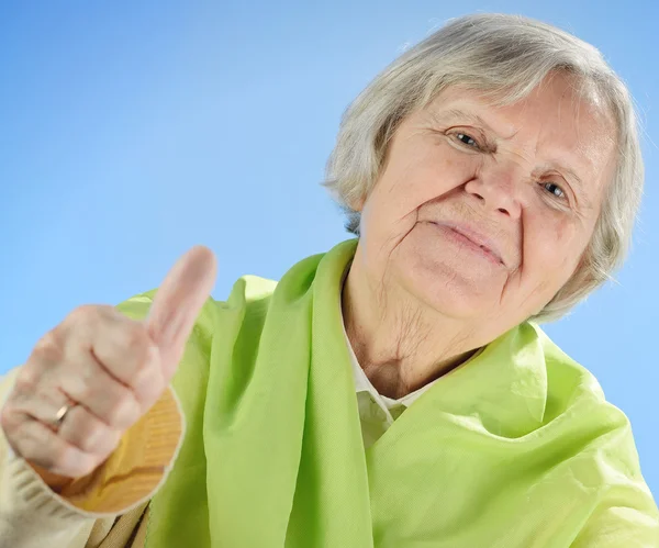 Senior mujer feliz con pelos grises sobre fondo azul . — Foto de Stock