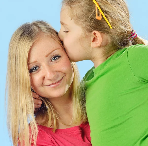 Jonge moeder en haar dochter. gelukkig en lachende familie. — Stockfoto