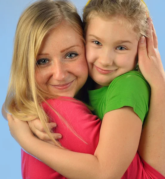 Jonge moeder en haar dochter. gelukkig en lachende familie. — Stockfoto