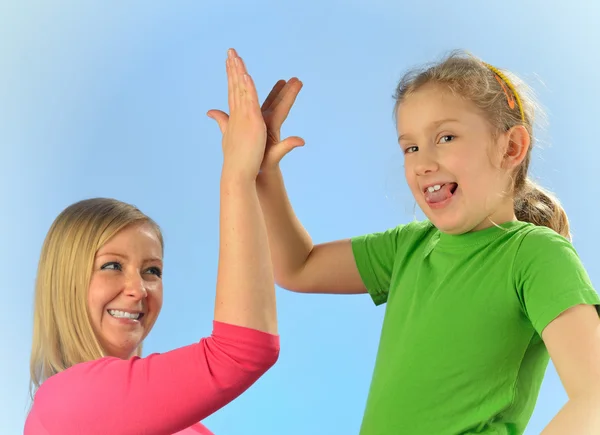 Jonge moeder en haar dochter. gelukkig en lachende familie. — Stockfoto