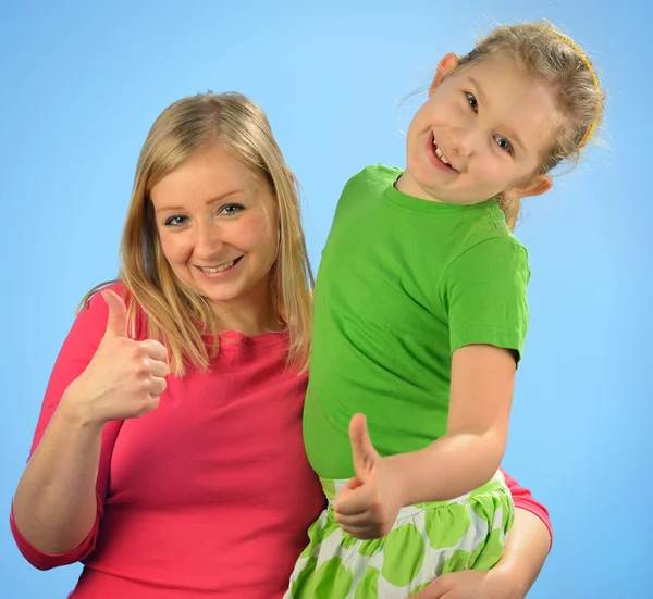 Jonge moeder en haar dochter. gelukkig en lachende familie. — Stockfoto