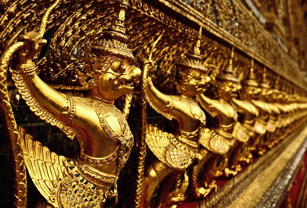 Goldene Skulpturen im goldenen Palast in Bangkok. — Stockfoto