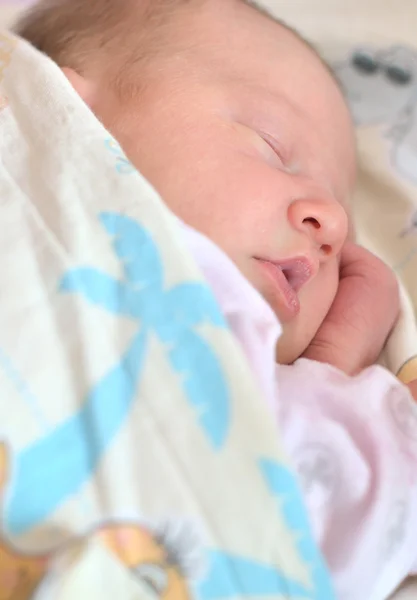 Söta nyfödda baby sover. — Stockfoto