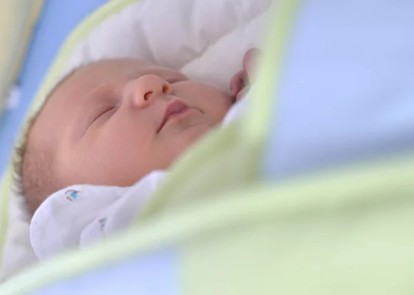 Süßes Neugeborenes schläft. — Stockfoto