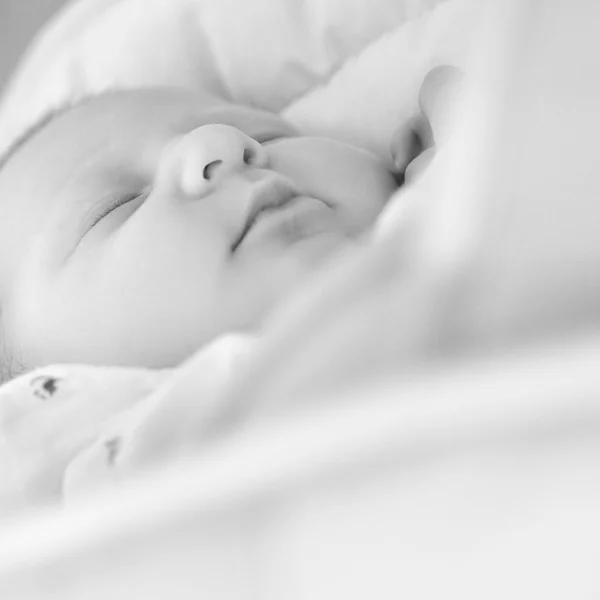 Zoete pasgeboren baby slapen. — Stockfoto