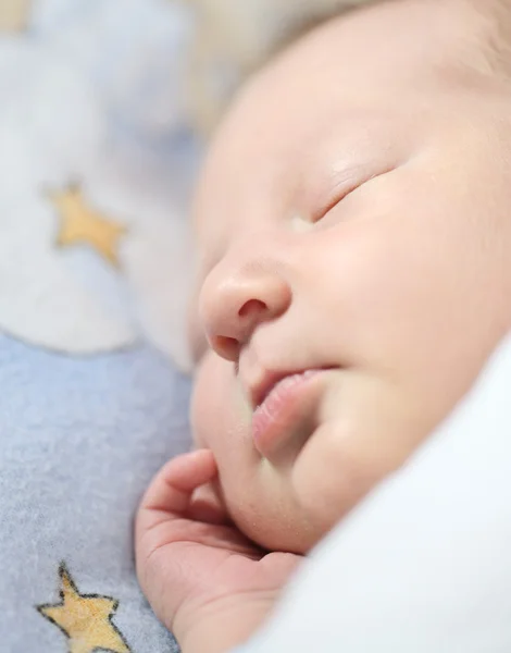 Söta nyfödda baby sover. — Stockfoto