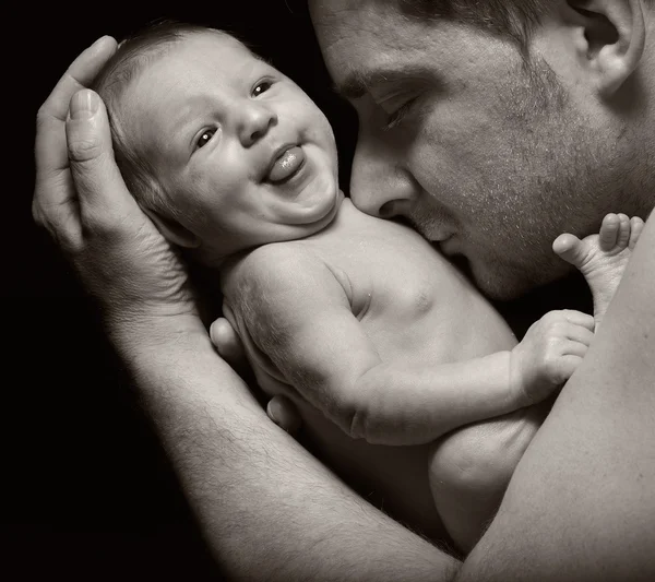 Pai e seu bebê recém-nascido . — Fotografia de Stock