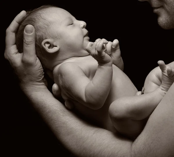 Far och sin nyfödda baby. — Stockfoto