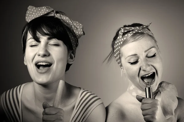 Två kvinnor sjunger tillsammans. Karaoke, retro stil. — Stockfoto