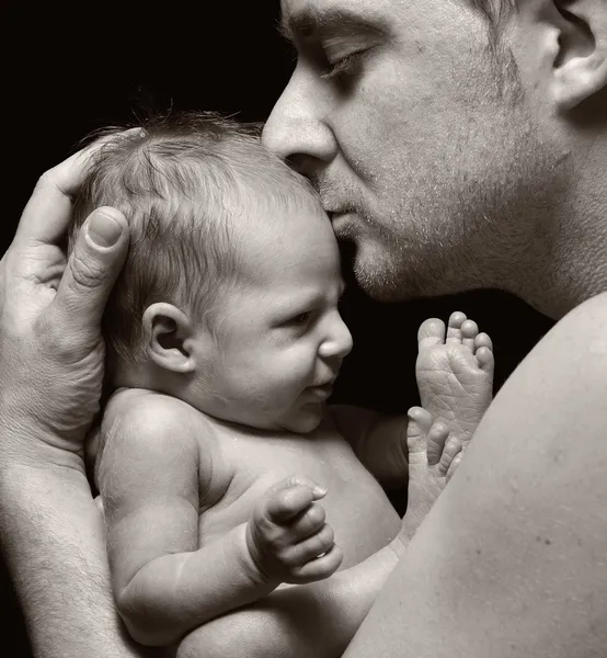 Far och sin nyfödda baby. — Stockfoto