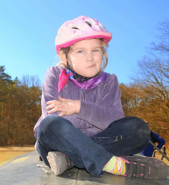 Barn i en cykelhjälm. — Stockfoto