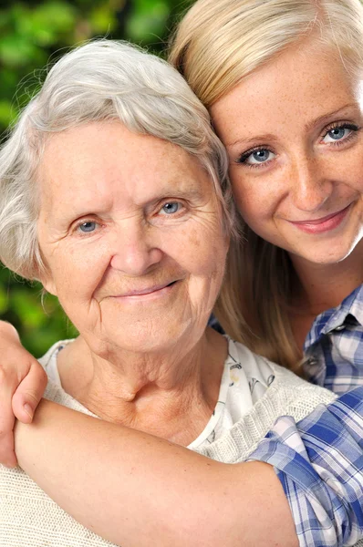 Mormor och barnbarn. — Stockfoto