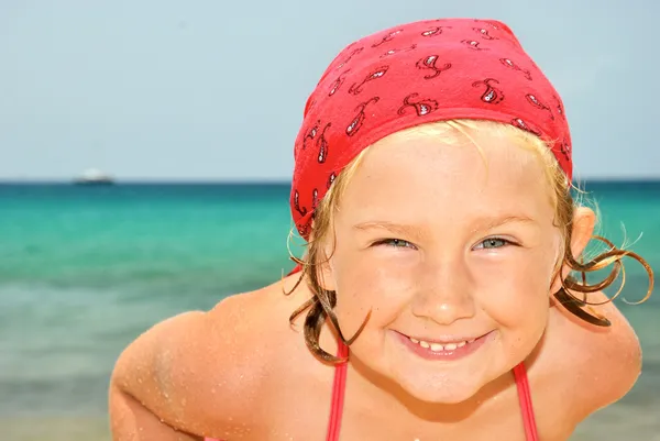 Счастливый ребенок на пляже . — стоковое фото
