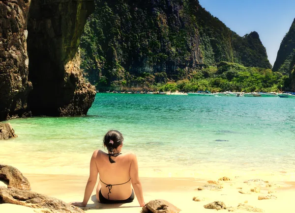 Kumsalda genç bir kadın. Maya defne, kho phi phi, Tayland.