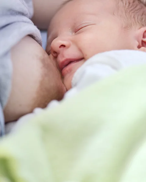 Nyfödda barnet suger mammans bröst. — Stockfoto