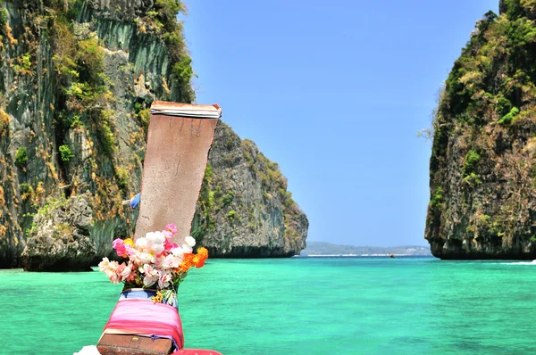 Lond barca in Thailandia, Kho Phi Phi vicino Phuket . — Foto Stock