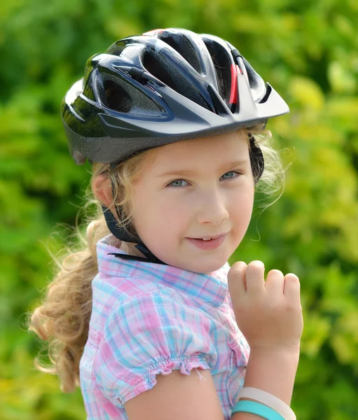 Jeune fille dans un casque de vélo . — Photo