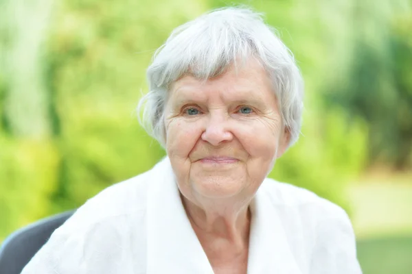 Senior kvinna i trädgården. — Stockfoto