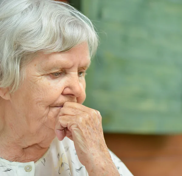 Nachdenkliche Seniorin. — Stockfoto