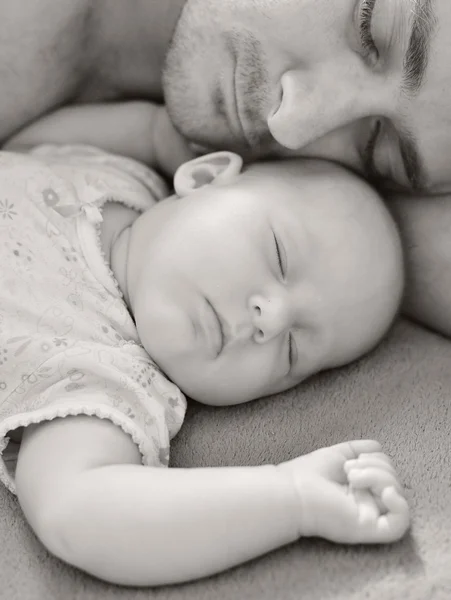 Papà dorme con il suo bambino . — Foto Stock