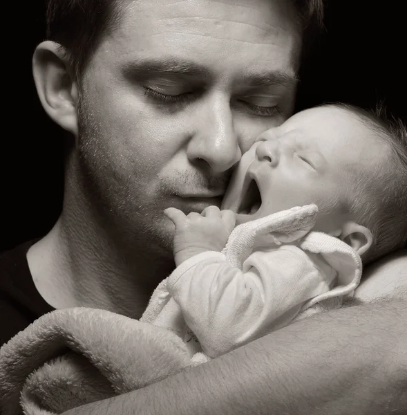 Babası ve onun yeni doğan bebek. — Stok fotoğraf